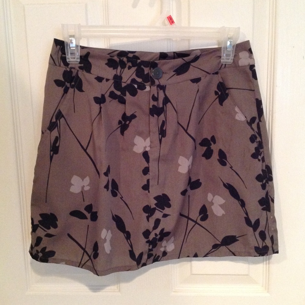Gap grey flowery mini skirt